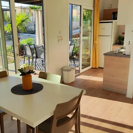 Seaside House Kolan, Pag - 23186 بيت للعطل